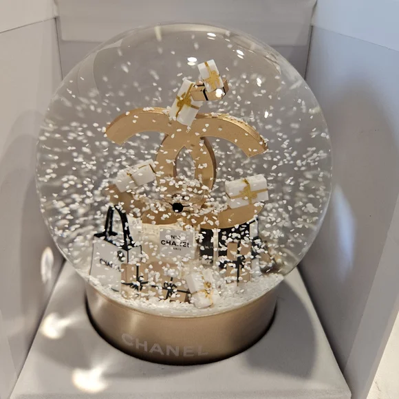 Chanel #5 Gorgeous  Snow Globe with Gold base - Picture 3 of 7